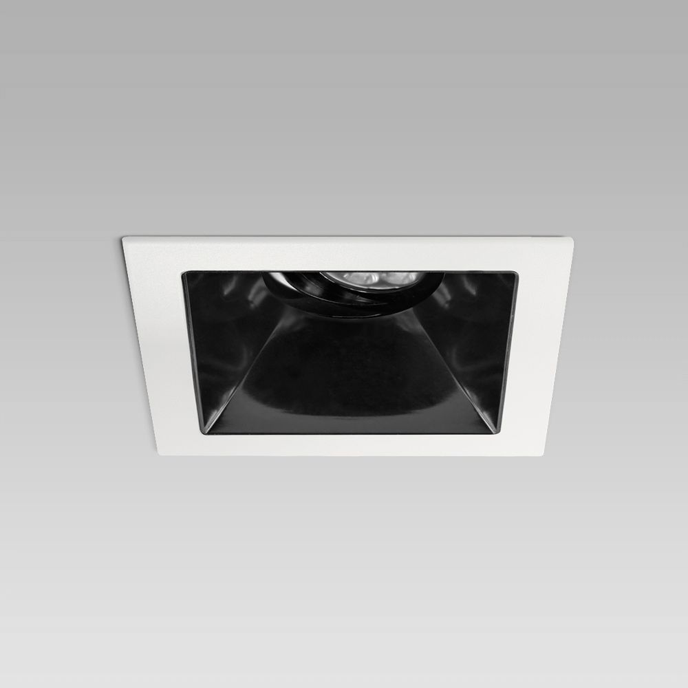 Squared recessed ceiling downlight for interior lighting, with protruding frame and adjustable optic