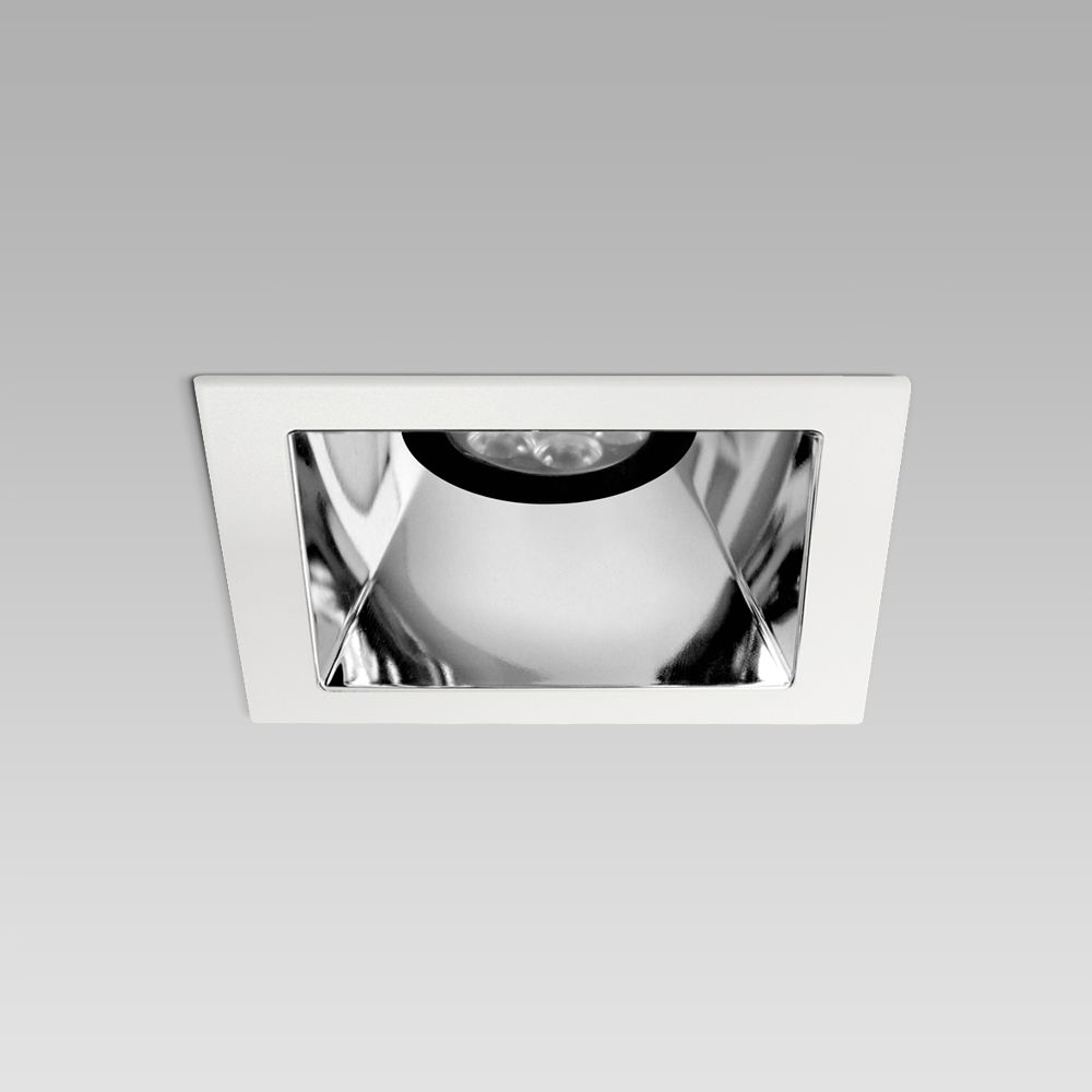 Squared recessed ceiling downlight for interior lighting with protruding frame and chrome-plated optic
