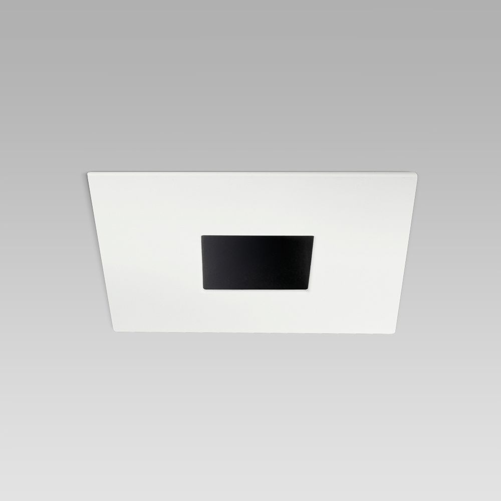 Squared recessed ceiling downlight for interior lighting with symmetric pinhole optic