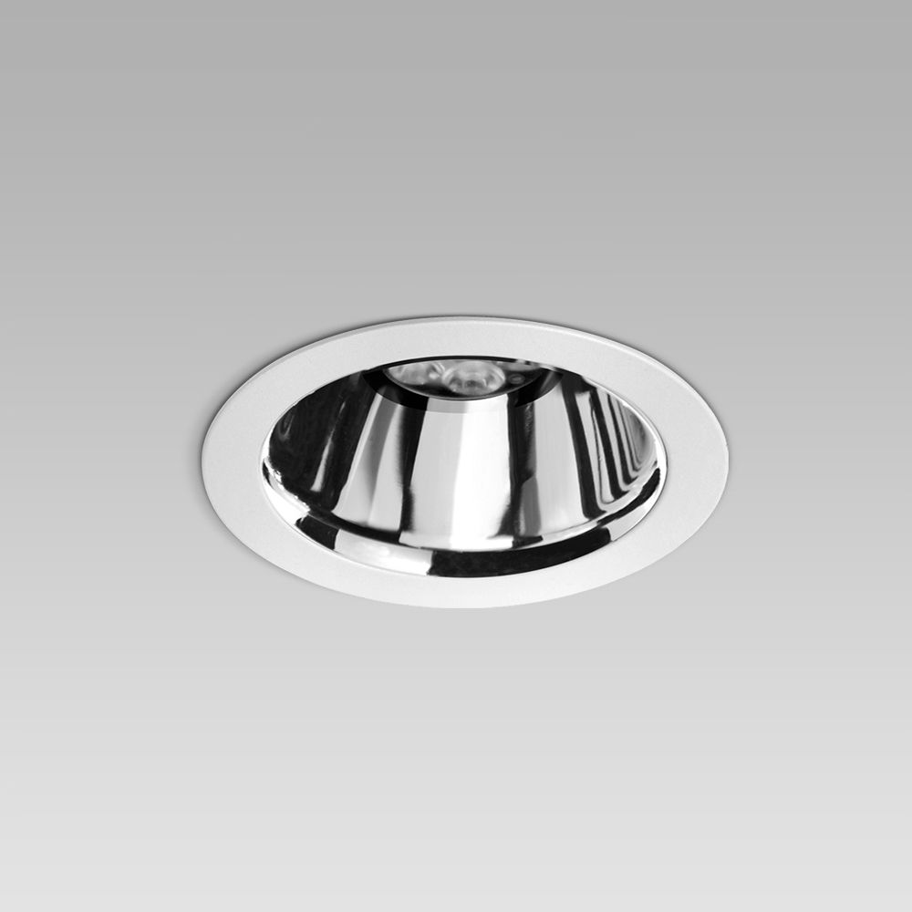 Recessed ceiling downlight for interior lighting with protruding frame and chrome-plated optic