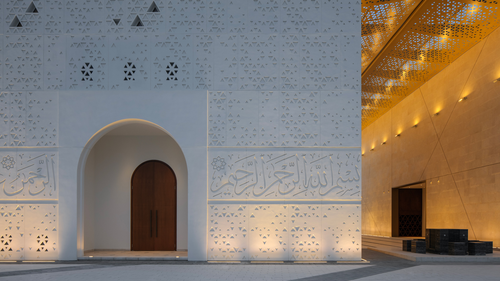 Arcluce EQOS1, EQOS2, LANDSPIKE, INGROUND180 short, INGROUND90 e KRION-IN illuminate the Mosque of Light in Dubai
